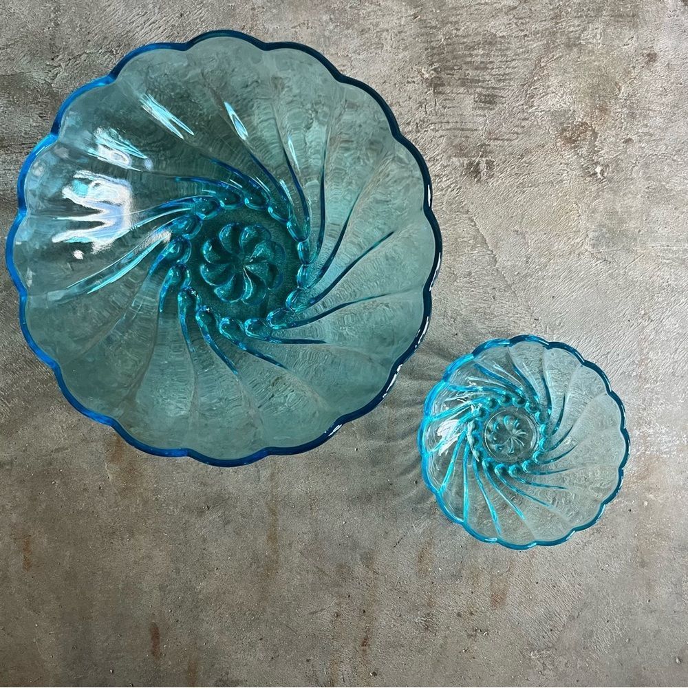 1960s Hazel-Atlas Capri Blue Seashell Swirl Serving Bowl Set- 2 Pieces - Picture 2 of 3